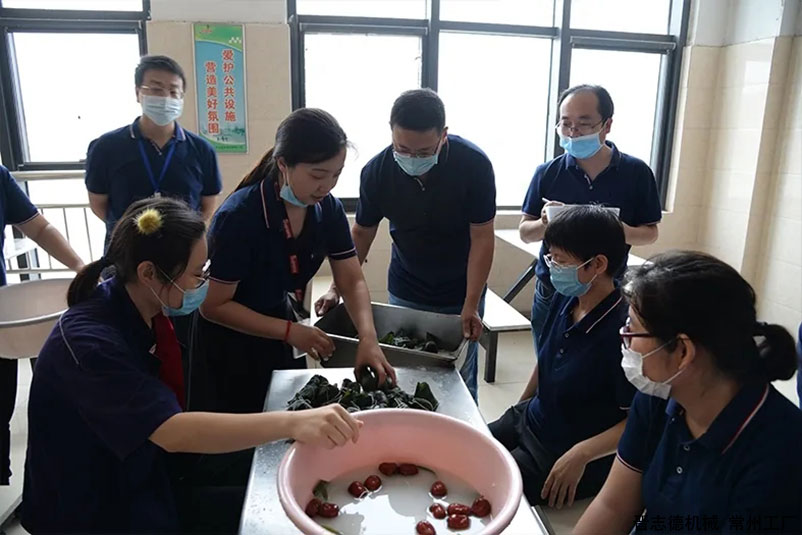 开卷机厂包粽子活动