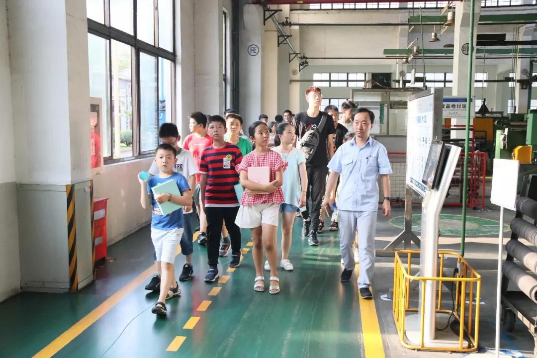 开卷机厂员工子女参观工厂