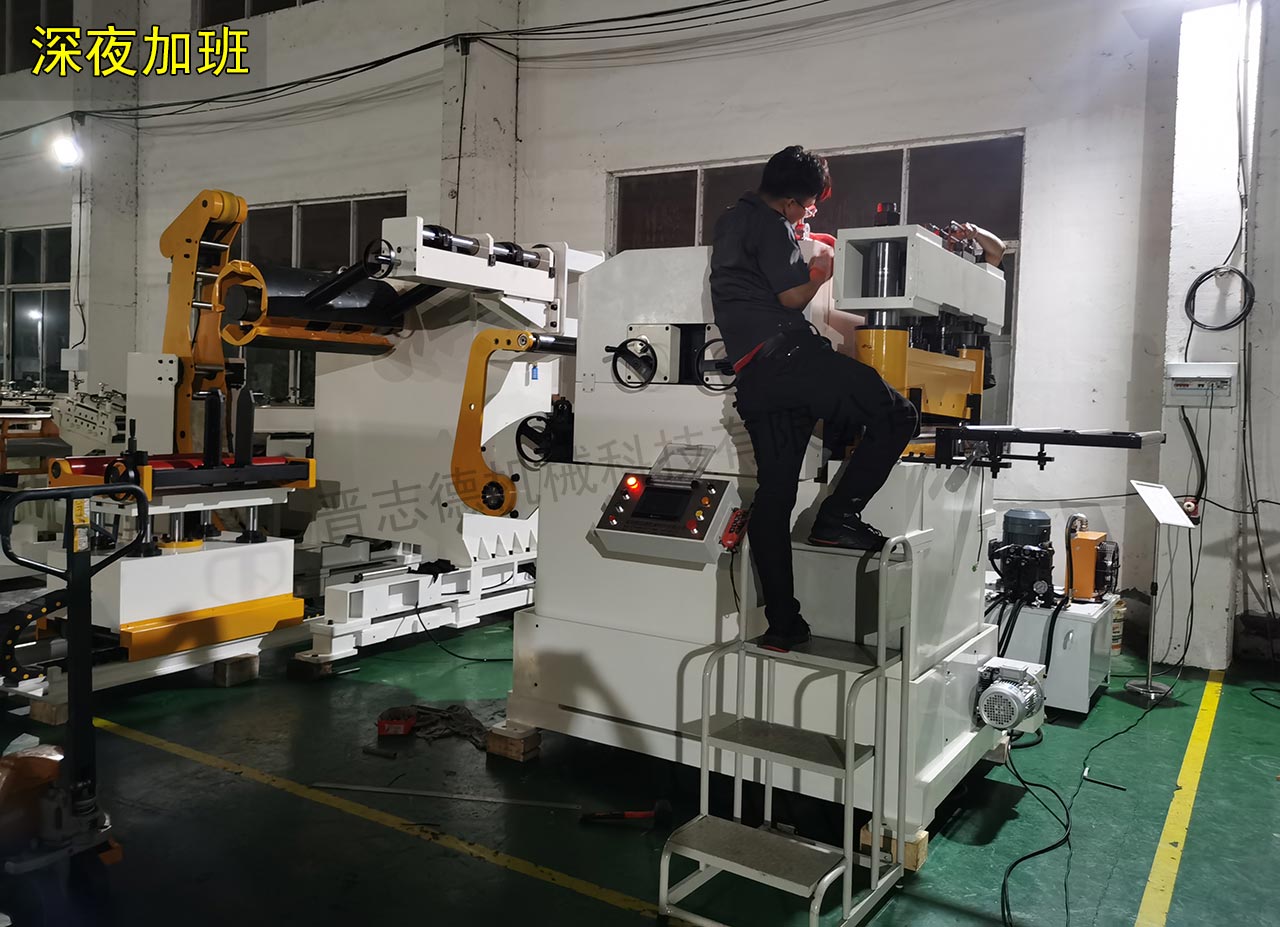 江苏开卷机工厂深夜加班