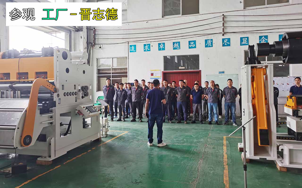 大学生考察工厂