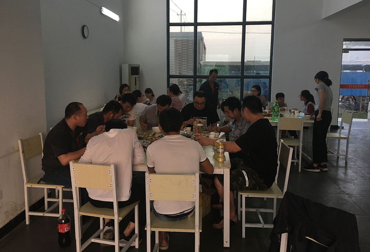 开卷机厂员工聚餐