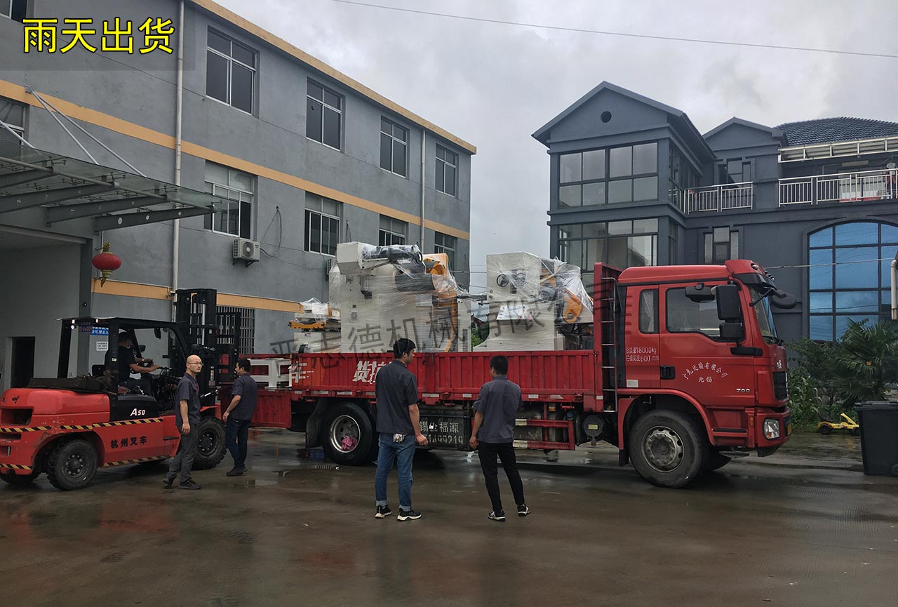 材料矫正机雨中装车