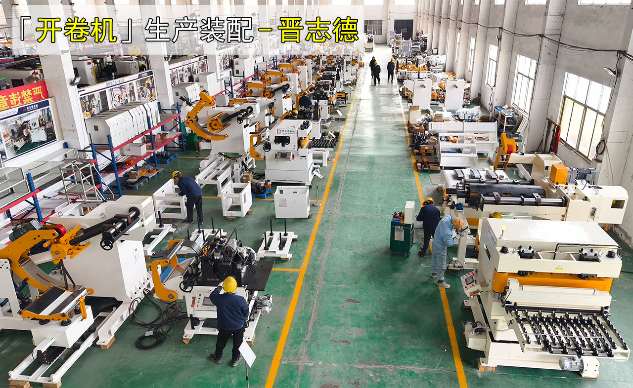 办公室人员助力送料机生产